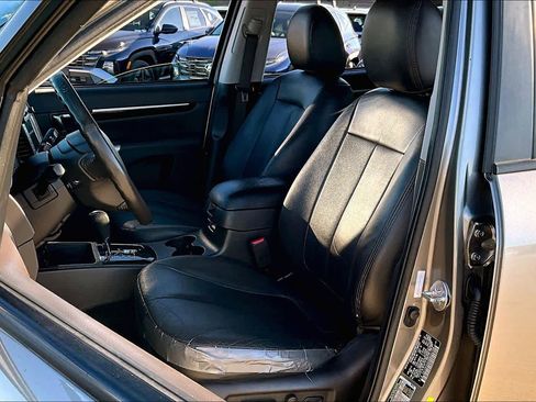 Used 2011 Hyundai Santa Fe Limited w/ Navigation Pkg 4 image 7