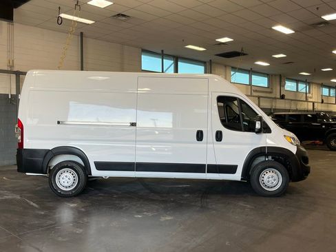 Used 2025 RAM ProMaster 2500 w/ Convenience Group FWD image 3
