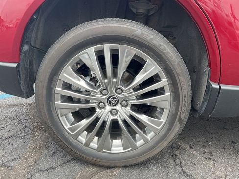 Used 2024 Toyota Venza XLE image 11