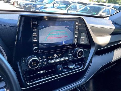 Used 2021 Toyota Highlander XLE FWD image 23