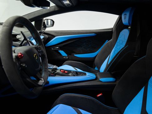 Used 2025 Lamborghini Revuelto image 49