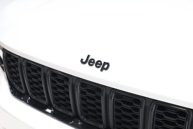 Used 2023 Jeep Grand Cherokee Altitude AWD/4WD image 10