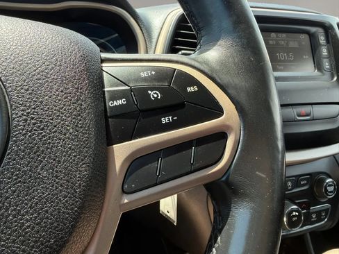 Used 2017 Jeep Cherokee Latitude AWD/4WD image 18