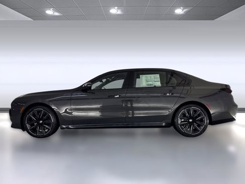 New 2026 BMW 740i image 2
