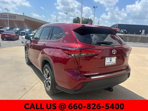 Used 2022 Toyota Highlander XLE AWD/4WD image 9