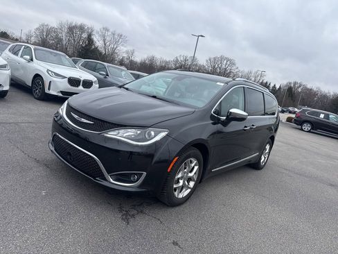 Used 2019 Chrysler Pacifica Limited w/ Advanced Safetytec Group image 3