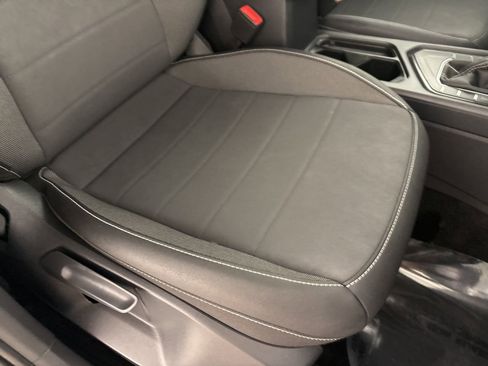 Used 2024 Volkswagen Taos SE image 28