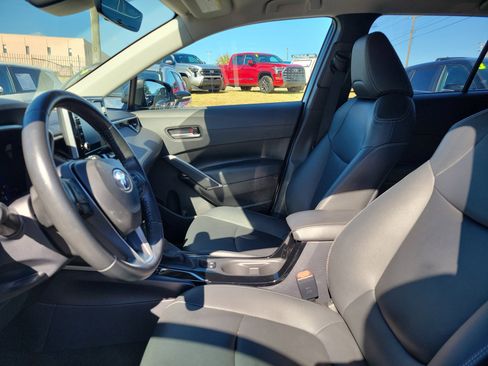 Used 2022 Toyota Corolla Cross XLE image 18