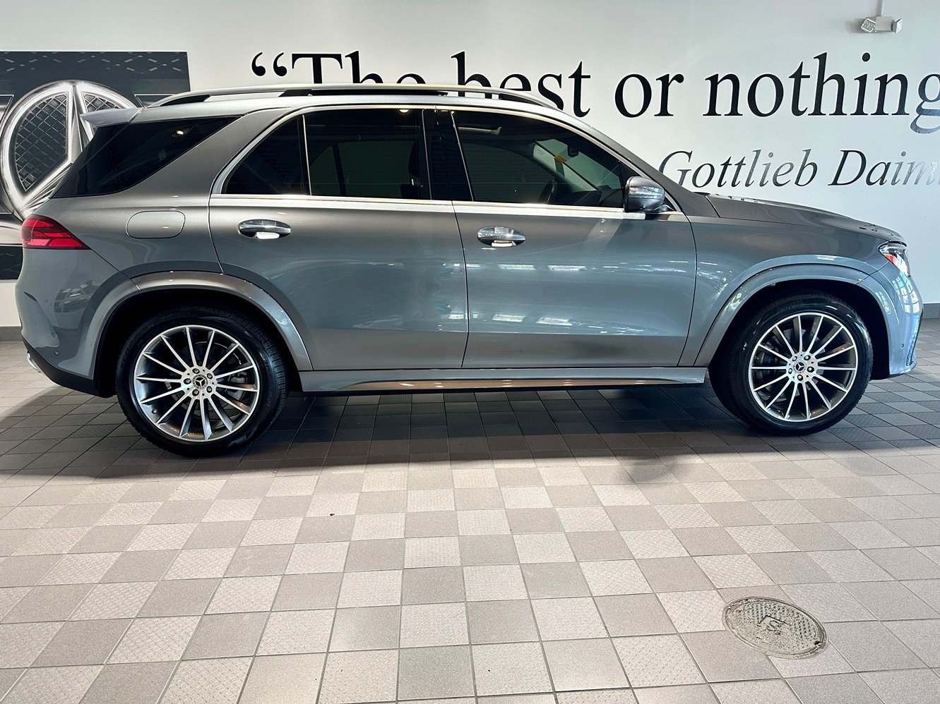 Used 2025 Mercedes-Benz GLE 350 4MATIC w/ AMG Line Exterior image 3