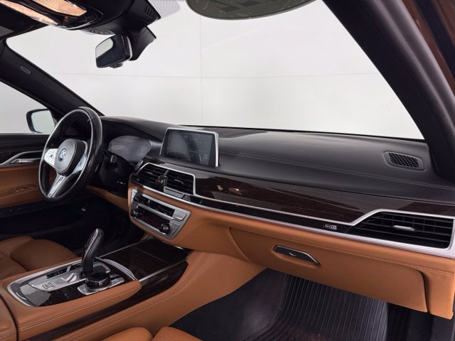 Used 2022 BMW 740i w/ M Sport Package RWD image 14