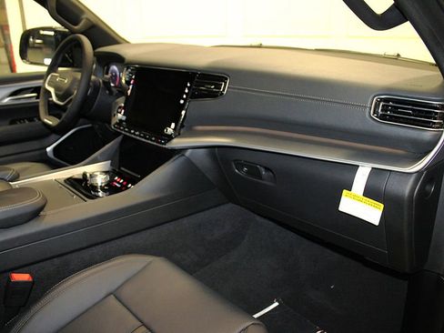 New 2026 Jeep Grand Wagoneer L Limited AWD/4WD image 34