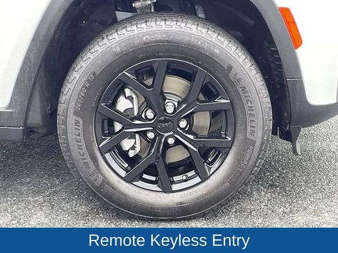 Used 2026 Jeep Grand Cherokee Altitude RWD image 11