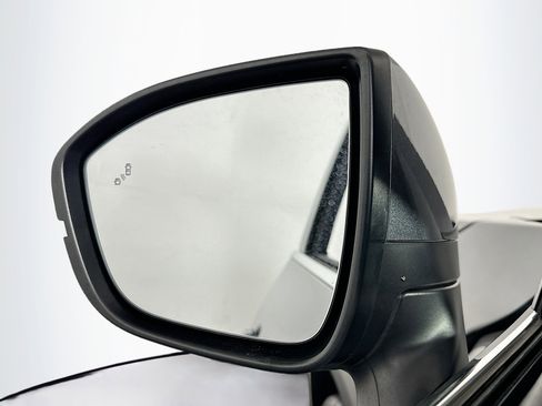 Used 2025 Nissan Pathfinder SV image 16