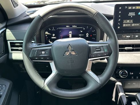 Used 2025 Mitsubishi Outlander SE FWD image 25
