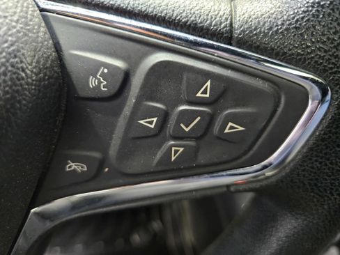 Used 2018 Chevrolet Cruze LT w/ Sun And Sound Package FWD image 17