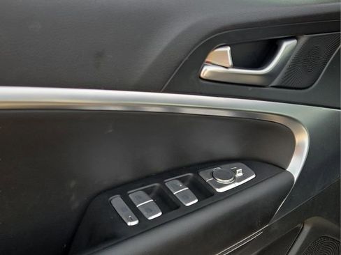 Used 2025 Genesis G70 2.5T image 23