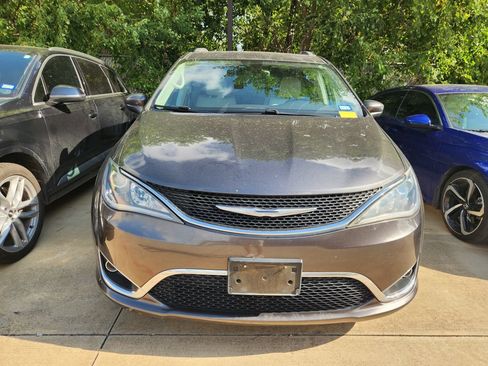 Used 2017 Chrysler Pacifica Touring-L w/ Tire & Wheel Group FWD image 2