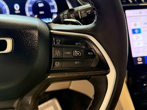 Used 2024 Jeep Grand Cherokee Limited w/ Luxury Tech Group II image 25