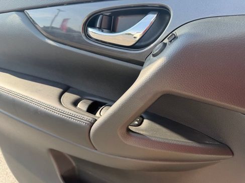 Used 2018 Nissan Rogue S FWD image 15