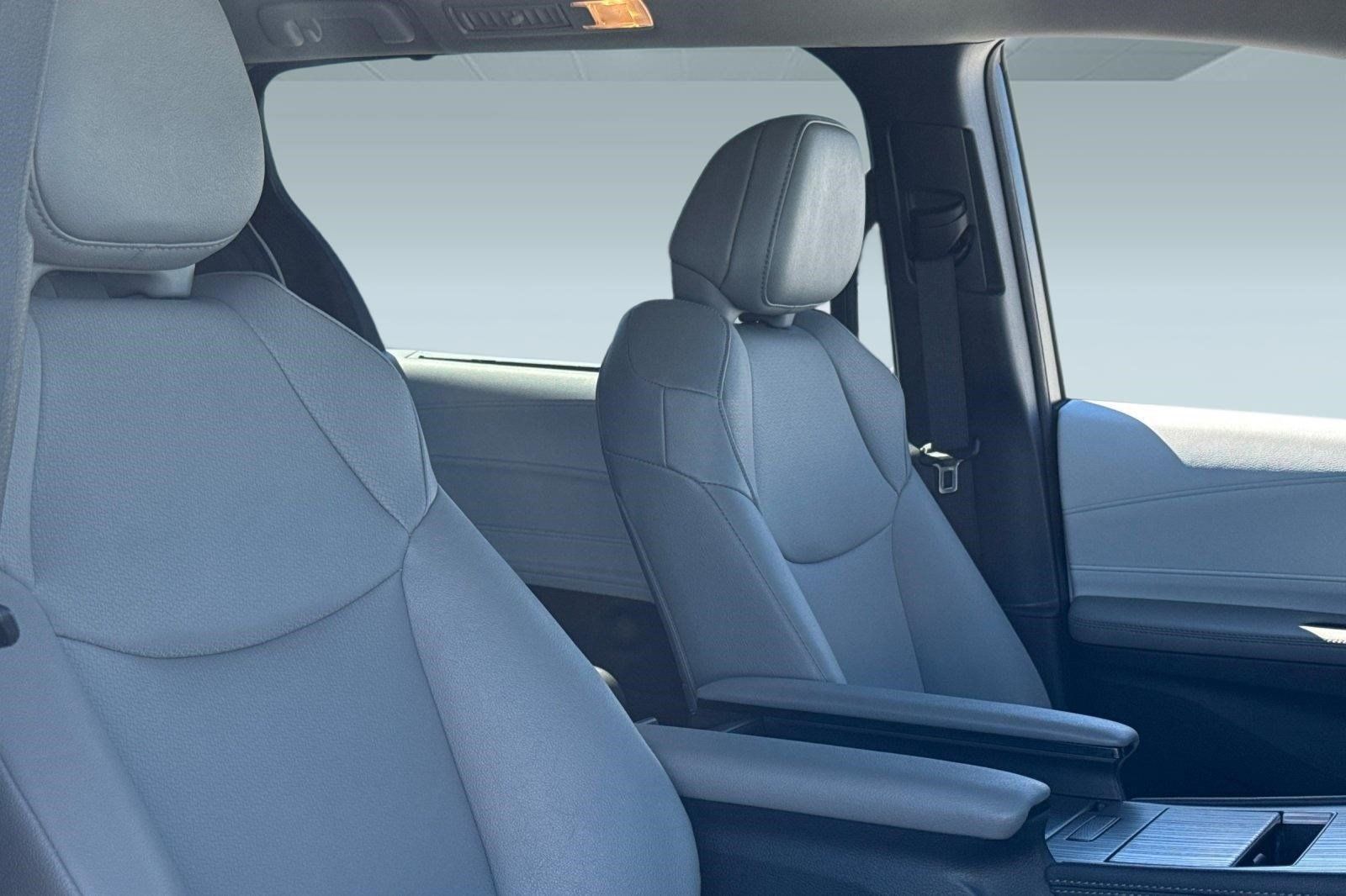 Used 2026 Toyota Sienna XLE FWD image 33