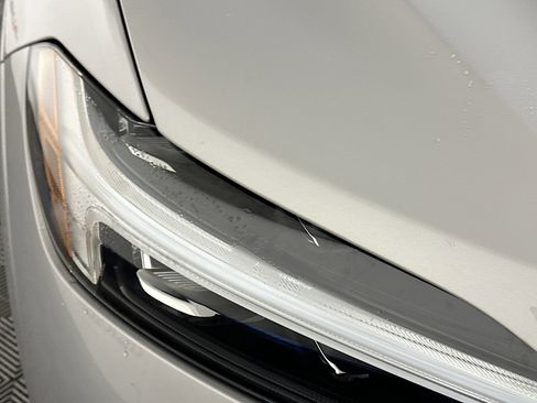 Used 2025 Volvo XC60 B5 Plus image 9