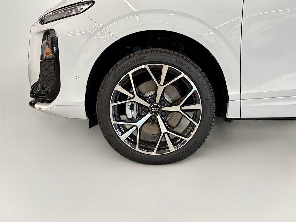 New 2026 Audi Q3 quattro 2.0T w/ 20" Wheel Package AWD/4WD image 23