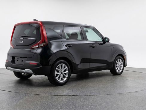 Used 2025 Kia Soul LX w/ LX Technology Package FWD image 9