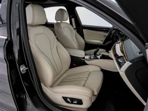 Used 2020 BMW 530i xDrive w/ Premium Package image 38