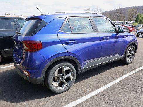 Used 2023 Hyundai Venue Limited image 6