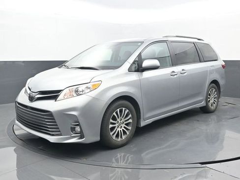 Used 2020 Toyota Sienna XLE image 8