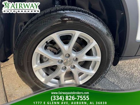 Used 2017 Jeep Cherokee Sport FWD image 33