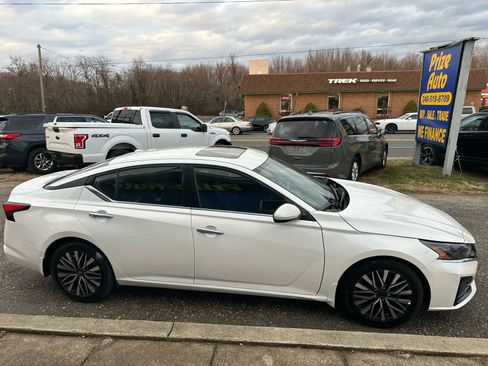 Used 2023 Nissan Altima 2.5 SV w/ SV Premium Package image 7
