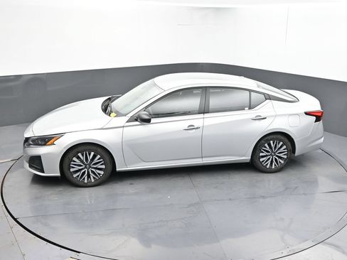 Used 2024 Nissan Altima 2.5 SV FWD image 28