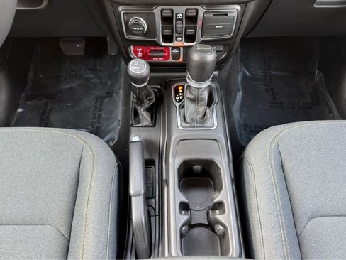 Used 2025 Jeep Gladiator Sport image 23