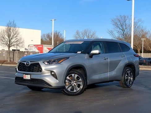 Certified 2023 Toyota Highlander XLE image 2