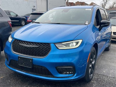 New 2026 Chrysler Pacifica Select w/ S Appearance Package image 2