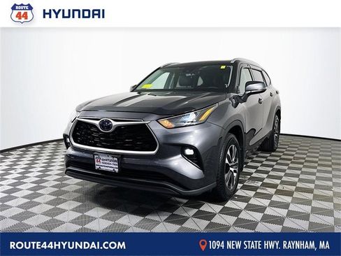 Used 2022 Toyota Highlander XLE image 1