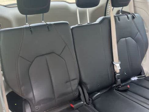 Used 2017 Chrysler Pacifica Touring-L Plus image 17