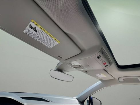 Used 2023 Volkswagen Tiguan SE AWD/4WD image 18