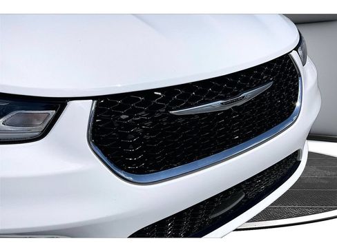 Certified 2024 Chrysler Pacifica Touring-L FWD image 54