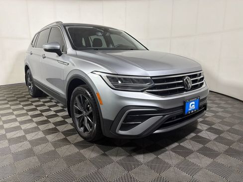 Used 2024 Volkswagen Tiguan SE w/ Panoramic Sunroof Package AWD/4WD image 2