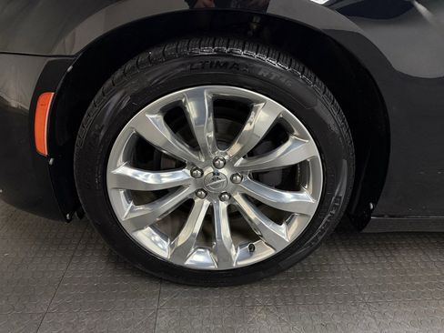 Used 2018 Chrysler 300 Touring L image 10