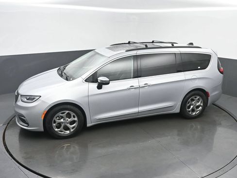 Used 2023 Chrysler Pacifica Limited FWD image 37