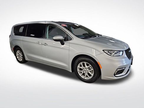 Used 2023 Chrysler Pacifica Touring-L FWD image 8