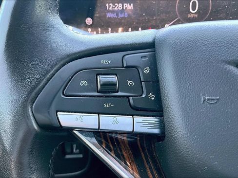 Used 2021 Cadillac Escalade Premium Luxury AWD/4WD image 19