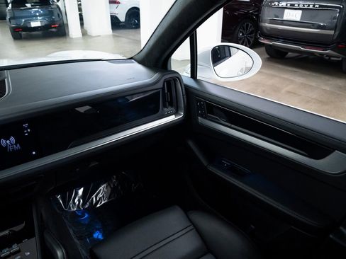 Used 2024 Porsche Cayenne Turbo image 12
