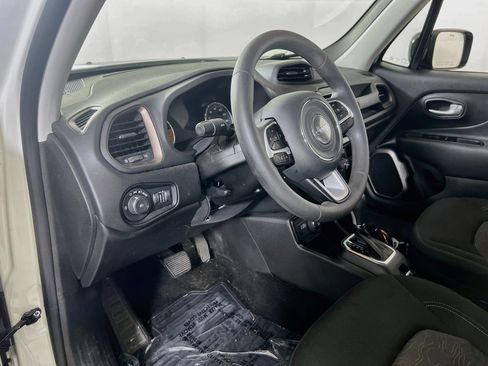 Used 2023 Jeep Renegade Latitude AWD/4WD image 9
