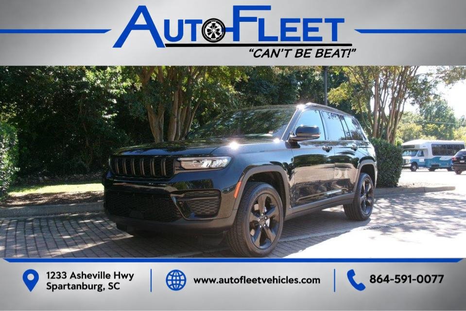 Used 2025 Jeep Grand Cherokee Altitude AWD/4WD image 1