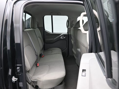 Used 2020 Nissan Frontier SV image 11