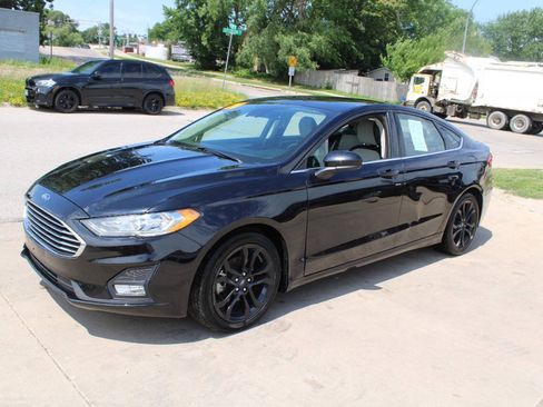 Used 2020 Ford Fusion SE w/ Equipment Group 151A FWD image 4